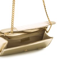 Borsa color oro con manico a catena, texture trapuntata sulla patta frontale e interno liscio con una tasca con zip.