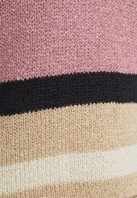 Tessuto tessuto con strisce orizzontali in rosa, nero, beige e crema. Superficie morbida e texturizzata con un design multicolore.