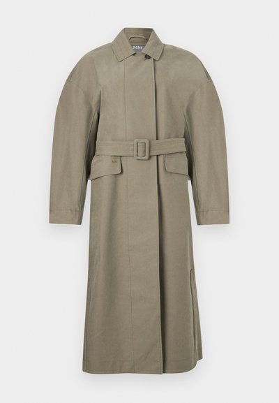 Μακρύ μπεζ παλτό τύπου trench με φαρδιά γιακά, ζώνη στη μέση, δύο εμπρόσθιες τσέπες με καπάκι και μακριά μανίκια, εμφανίζεται σε λευκό φόντο.