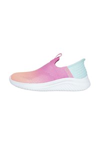Zapatilla ligera tipo slip-on con un diseño degradado en rosa y azul, parte superior de malla y suela de goma blanca con patrones texturizados.