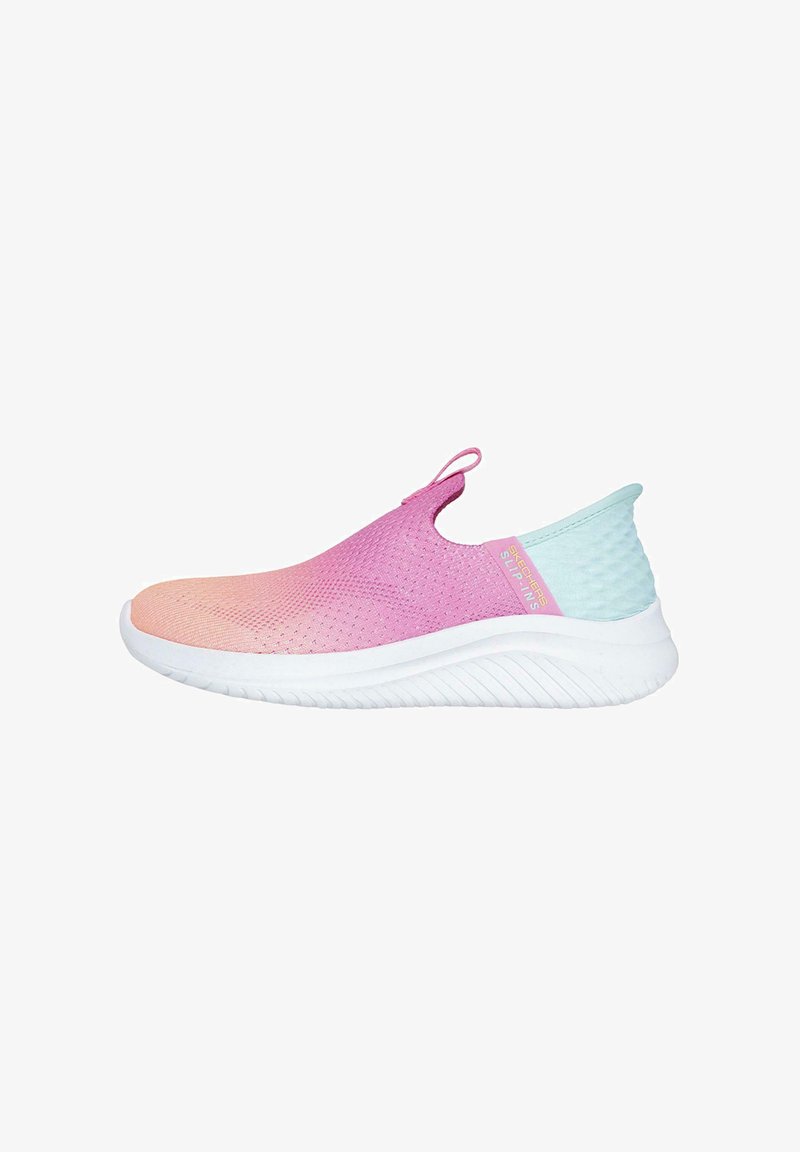 Zapatilla ligera tipo slip-on con un diseño degradado en rosa y azul, parte superior de malla y suela de goma blanca con patrones texturizados.