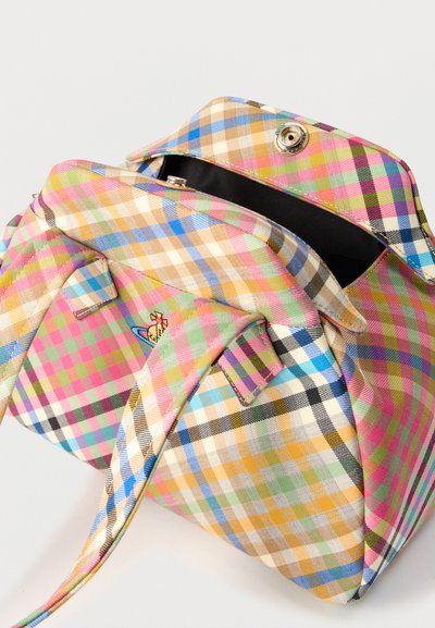 Μικρή τσάντα χειρός με πολύχρωμο καρό σχέδιο, ανοιχτό κούμπωμα με πατιλέτα, υφασμάτινη λαβή και μαύρη εσωτερική επένδυση.