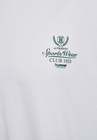 Biała bawełniana koszulka z zielonym nadrukiem: "AUTENTYCZNE SportsWear CLUB 1923" z logo i marką "hummel" poniżej.