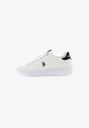 Zapatilla blanca hecha de material sintético, con un acento negro en el talón, suela blanca y un pequeño logotipo en el lateral.
