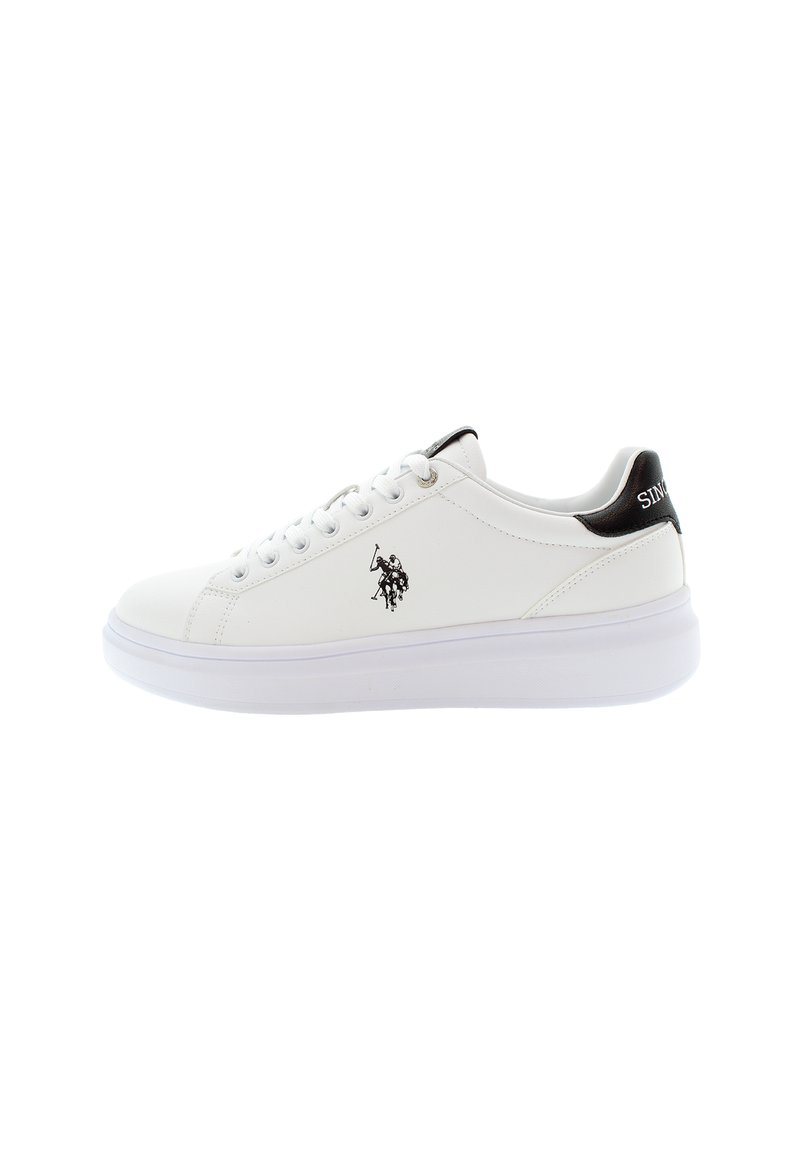 Sneaker bianca in materiale sintetico, con un accento nero sul tallone, suola bianca e un piccolo logo sul lato.