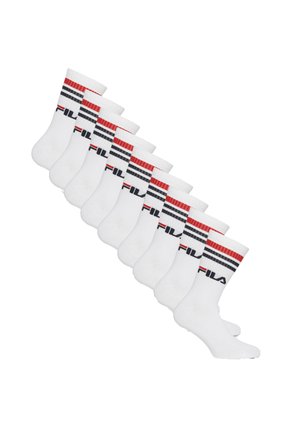 Otto paia di calzini bianchi tipo crew con strisce rosse e nere e logo FILA vicino alla parte superiore, disposti diagonalmente.