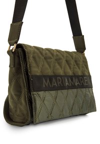 Borsa a tracolla in verde oliva trapuntata con una finitura testurizzata, caratterizzata da una tracolla nera con il testo "MARIAMARE" e dettagli in hardware dorato.
