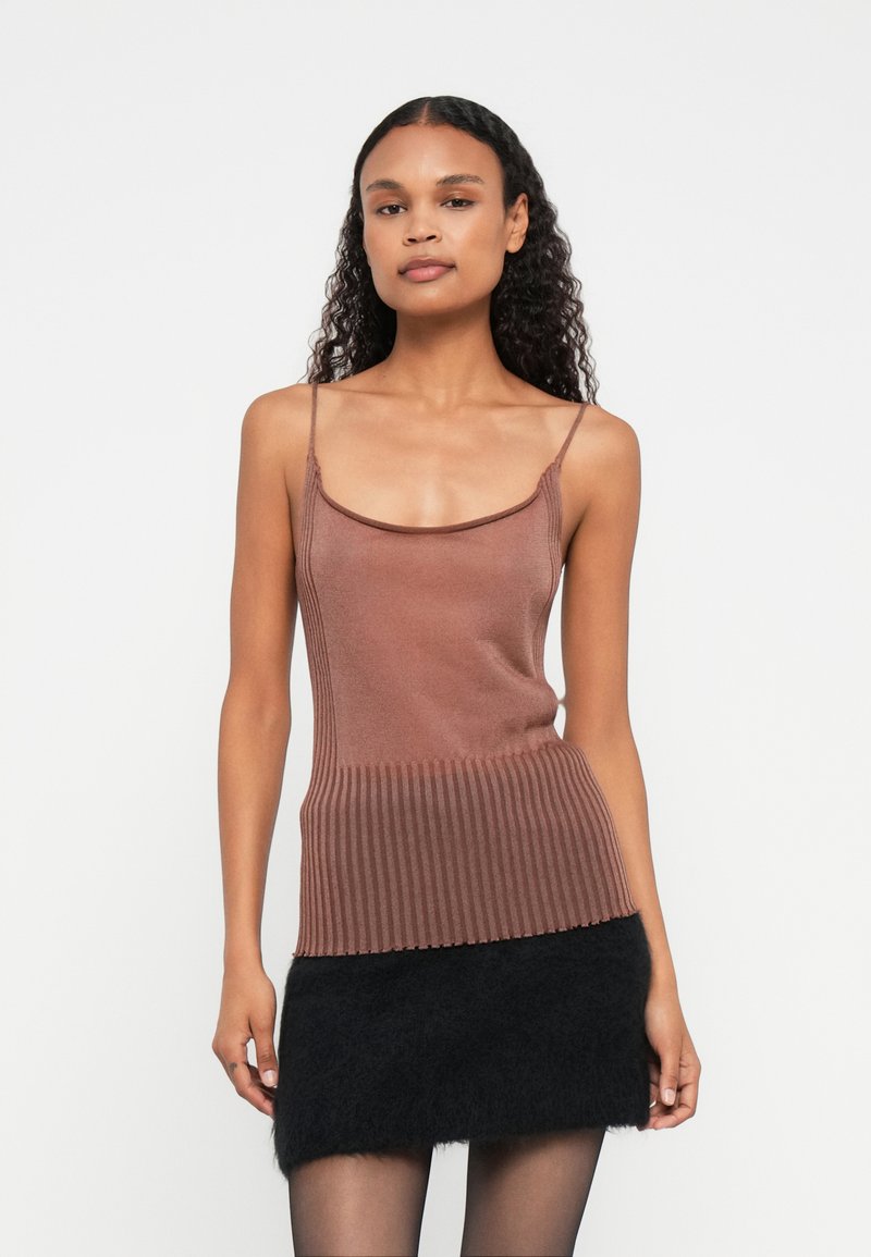 Brun ribbet strikket tank topp med tynne stropper, med en teksturert nederdel, kombinert med et svart, lodden mini skjørt. Glatt stoffer finish.