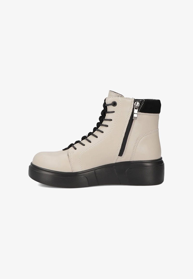 Beżowe skórzane botki za kostkę z czarną podeszwą, z czarnym sznurowanym wzorem, bocznym zamkiem i teksturowanym czarnym akcentem u góry.