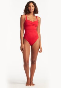 Roter Einteiler-Badeanzug mit breiten Trägern, gerafften Details am Bustbereich und glatter Textur, entworfen mit einem hohen Beinausschnitt für einen eleganten Look.