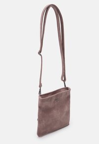 Skinnaxelväska, rektangulär form, dämpad mauve färg, slät textur, justerbar rem, detaljer i silver, minimalistisk design.