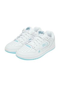 Weiße Sneakers mit hellblauen Akzenten, perforierter Zehenpartie, flachen Schnürsenkeln und gepolsterter Schuhkragen. Glattes, lederähnliches Material und Gummisohle.