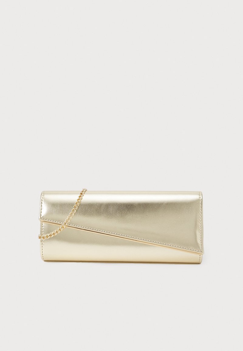 Kultainen metallinen clutch, jossa on viistosti ommeltu muotoilu, varustettu ketjuolkahihnalla ja sileällä pinnalla. Kompakti suorakulmainen muoto.