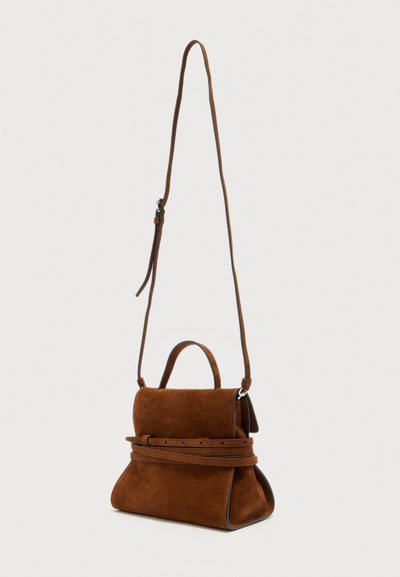 Καφέ τσάντα χειρός από σουέντ με πάνω λαβή και μακρύ ρυθμιζόμενο ιμάντα ώμου, με λεπτομέρεια ζώνης γύρω από το μέσο.