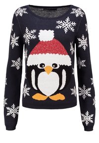 Marinblå tröja med en stor pingvin-grafik som bär en röd tomteluva, prydd med vita snöflingor. Mysig juloutfit.