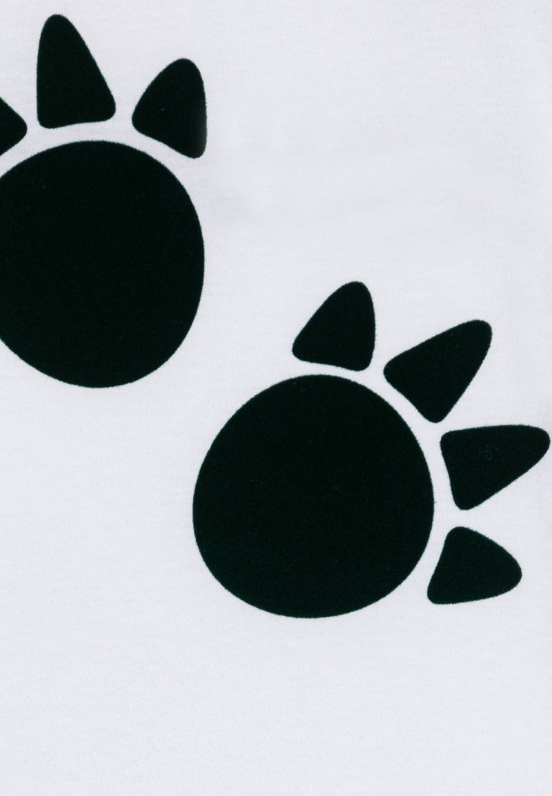 Design d'empreinte de patte noire sur tissu blanc, comportant deux coussinets ronds et trois accentuations de doigts triangulaires, avec une texture douce.