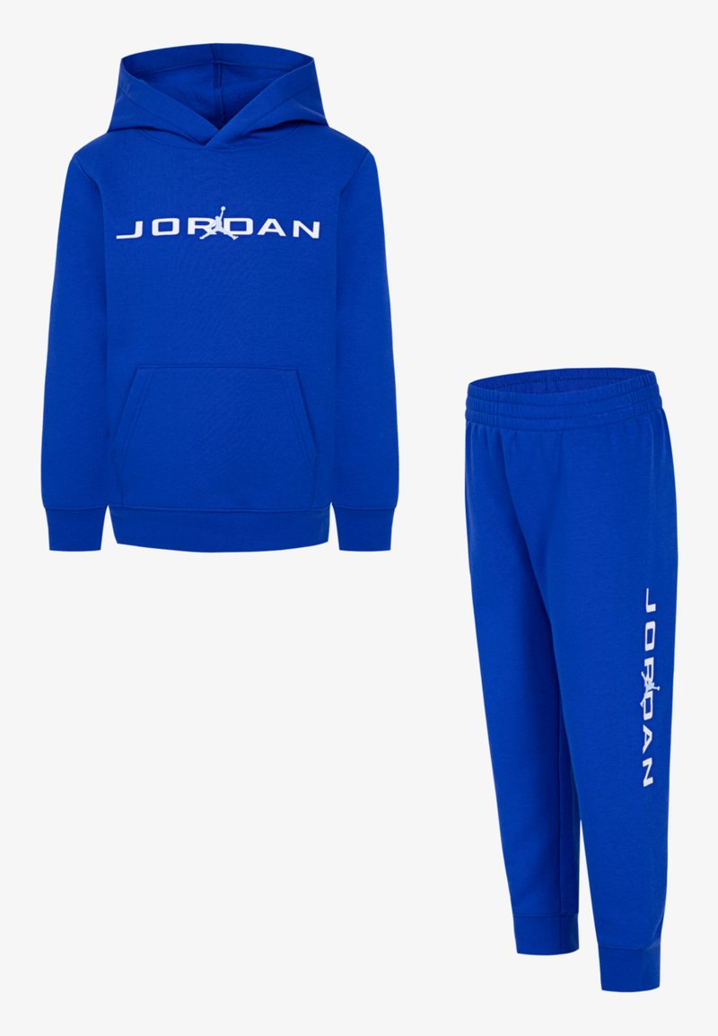 Ensemble de sweat à capuche et de pantalon de survêtement bleu, en coton. Le sweat à capuche comporte une poche avant et un logo "JORDAN" blanc. Le pantalon a une taille élastique.