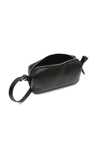 Borsa in pelle nera di forma rettangolare, con chiusura a zip, una texture liscia e un manico piccolo attaccato sul lato.