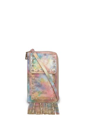 Pequeño bolso bandolera en colores pastel tie-dye con tachuelas doradas, solapa en el bolsillo delantero, cierre con cremallera y flecos en la parte inferior.