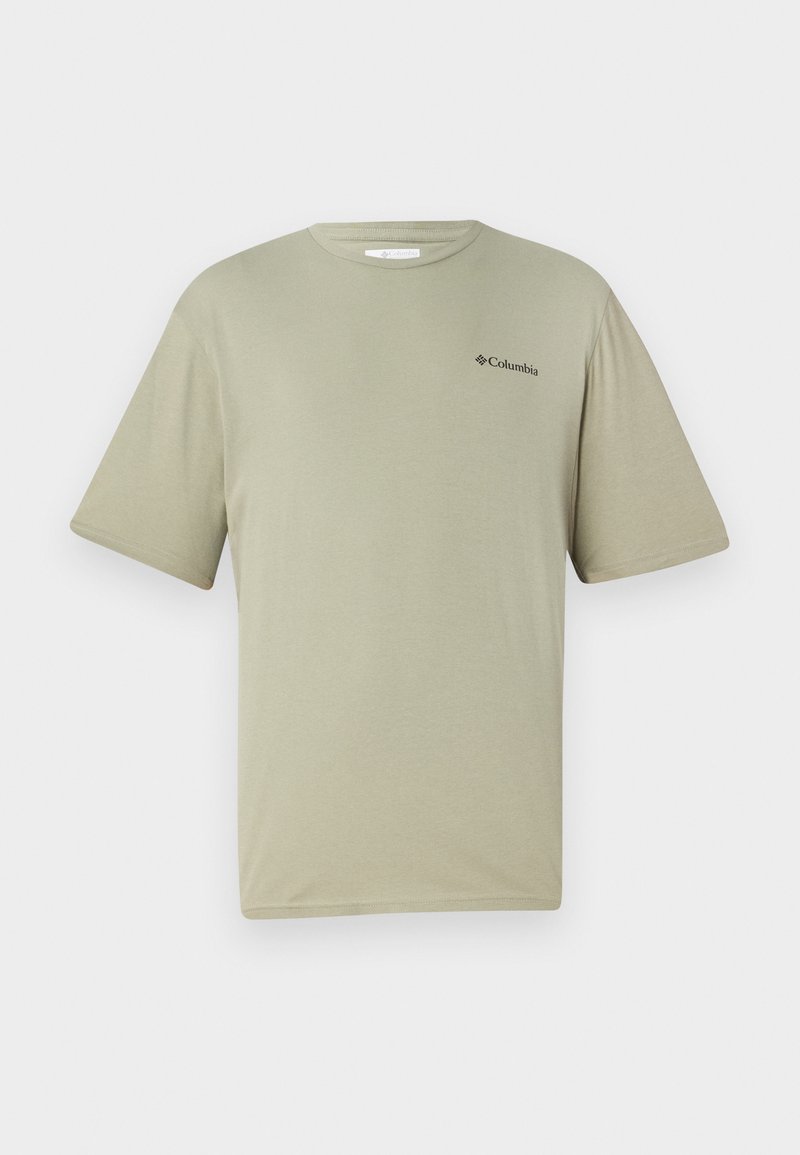 Camiseta de manga corta en verde oliva, hecha de suave algodón. Presenta un escote redondo y un pequeño logotipo negro en la parte superior izquierda.