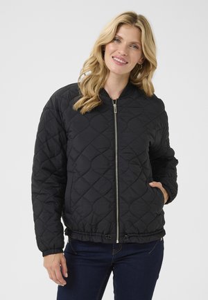 Schwarze, wattierte Jacke mit Reißverschluss vorne, geripptem Kragen, seitlichen Taschen und einem Kordelzug-Bund. Strukturierte Oberfläche mit Diamantmuster.