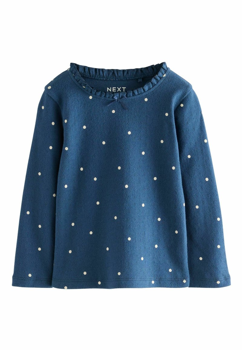Blauw longsleeve shirt met witte polka dots, gestructureerde stof, gerimpelde halslijn en een klein strikdetail. Eenvoudig, casual ontwerp.