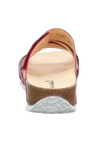 Rote Ledersandale mit einer Korkzwischensohle und einer weißen strukturierten Gummisohle. Verfügt über doppelte Riemen für zusätzlichen Halt und eine glatte Innenfläche.