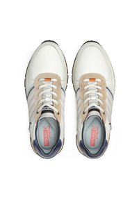 Baskets blanches et beiges avec un dessus en mesh, des accents marins et des lacets. Présente une semelle surélevée et des détails de logo sur la languette et le côté.