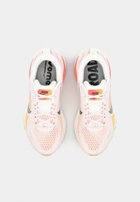 Nike Performance VOMERO 18 - Chaussures de running sur route - white/black/bright crimson/laser orange/light crimson