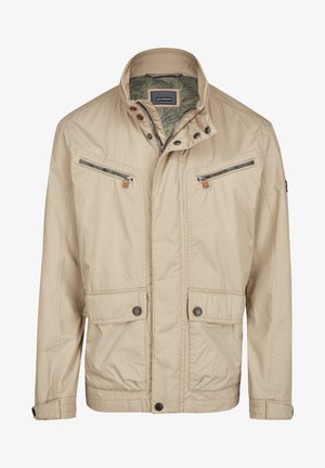 Chaqueta casual beige de hombre con cuello alto, dos bolsillos con cremallera en el pecho, dos bolsillos frontales con botones y cierre frontal con botones y cremallera.