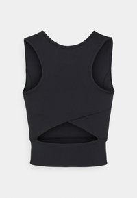 Svart sportcrop top med rund halsringning, ärmlös design och utskärning på baksidan; tillverkad av stretchy, slätt material.