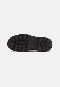 Steve Madden OCCUPY - Slip-ons - black