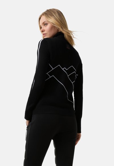 Fekete pulóver magas nyakkal, fehér geometrikus hegymintákkal a háton és oldalsávokkal. Puha kötött anyag.