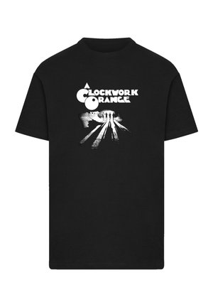 Schwarzes Baumwoll-T-Shirt mit einem grafischen Druck in Weiß, der den Titel "Eine Clockwork Orange" und Silhouetten vor einem Hintergrund zeigt.