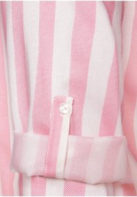 Tessuto a strisce rosa e bianche con una consistenza liscia; presenta un orlo arrotolato e una chiusura con bottone al polsino.