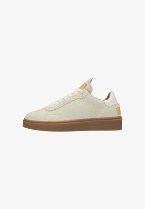 Laag uitgesneden sneaker met een crèmekleurige, gestructureerde stoffen bovenkant, witte veters, een bruine rubberen zool en een tan leren accent op de tong en hieltab.