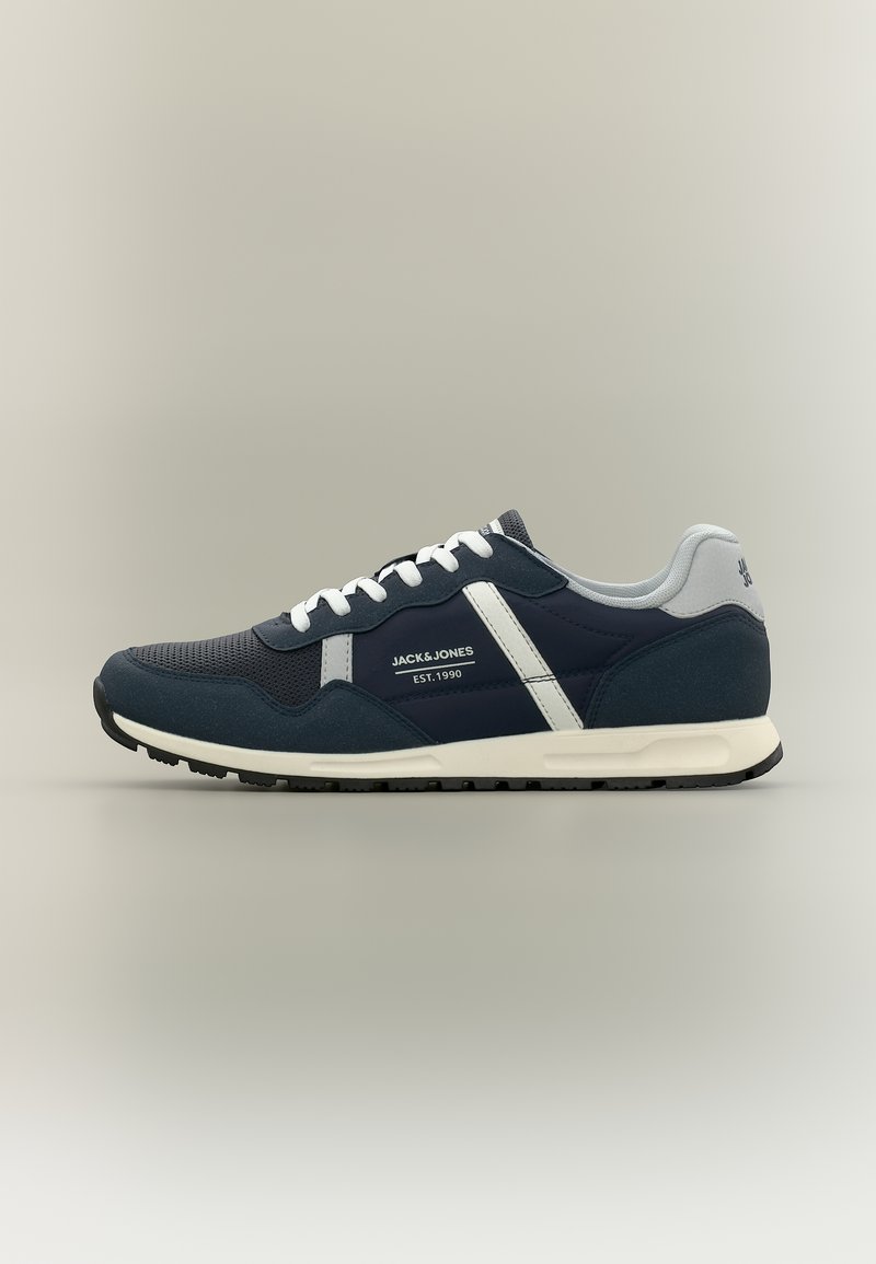 Baskets Jack & Jones bleu foncé et gris avec lacets blancs, bande latérale blanche et semelle noire, vues de côté sur un fond neutre.