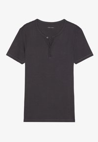 Camiseta de manga corta de color gris oscuro con cuello henley, detalle de dos botones y un acabado suave y texturizado. Diseño limpio y sencillo.