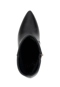 Zwarte leren enkellaars met spitse neus, gladde textuur, binnenvoering en een zijrits met een metalen accent.