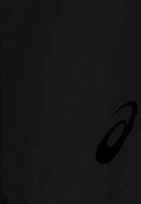 Schwarze Sportshorts aus strukturiertem Stoff, mit einem auffälligen schwarzen Logo auf der unteren rechten Seite, das ein schlichtes, funktionales Design zeigt.