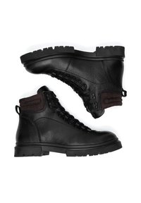 Čierne kožené členkové čižmy s textúrovaným povrchom. Majú viazací dizajn, polstrovaný golier a robustnú podrážku s dezénom.