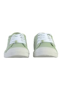 Sneakers in tela verde chiaro con lacci bianchi, punta arrotondata e suola in gomma testurizzata. Occhielli laterali doppi e dettagli di cucitura discreti.