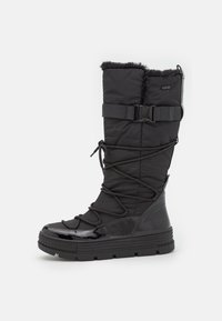 Czarne izolowane buty z błyszczącym czubkiem, regulowanym sznurowaniem z przodu i futrzanym kołnierzem. Trwała podeszwa zewnętrzna oraz bezpieczny pasek nad kostką.