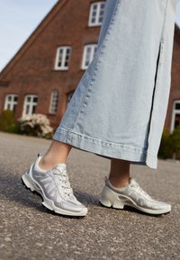 BIOM C-TRAIL - Sneakers - silver metallic/white