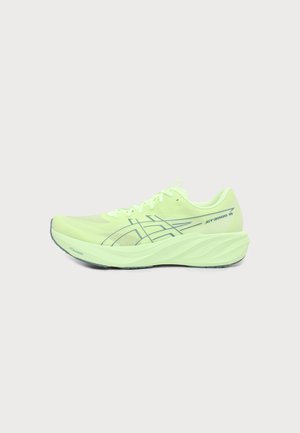 Hellgrüner athletischer Laufschuh mit dicker Sohle und dunkelblauem Markenlogo sowie Modellnummer ST 2000 15 an der Seite.