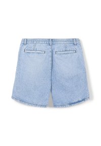 Helle blaue Denim-Shorts mit entspannter Passform, ausgestattet mit zwei Gesäßtaschen und sichtbaren Nähten entlang des Saums und des Bundes.