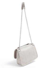 Borsa grigio chiaro con motivo trapuntato geometrico, tracolla a catena e dettagli in argento. Presenta una forma rettangolare e una texture liscia.