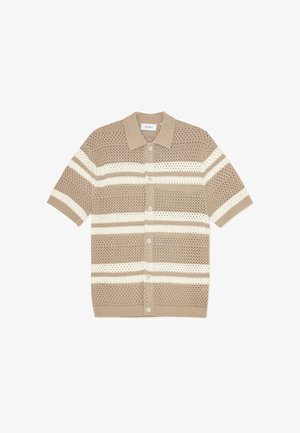 Beige gestrickte Strickjacke mit kurzem Kragen, kurzen Ärmeln und horizontalen weißen Streifen. Strukturierte Musterung mit Knopfverschluss.