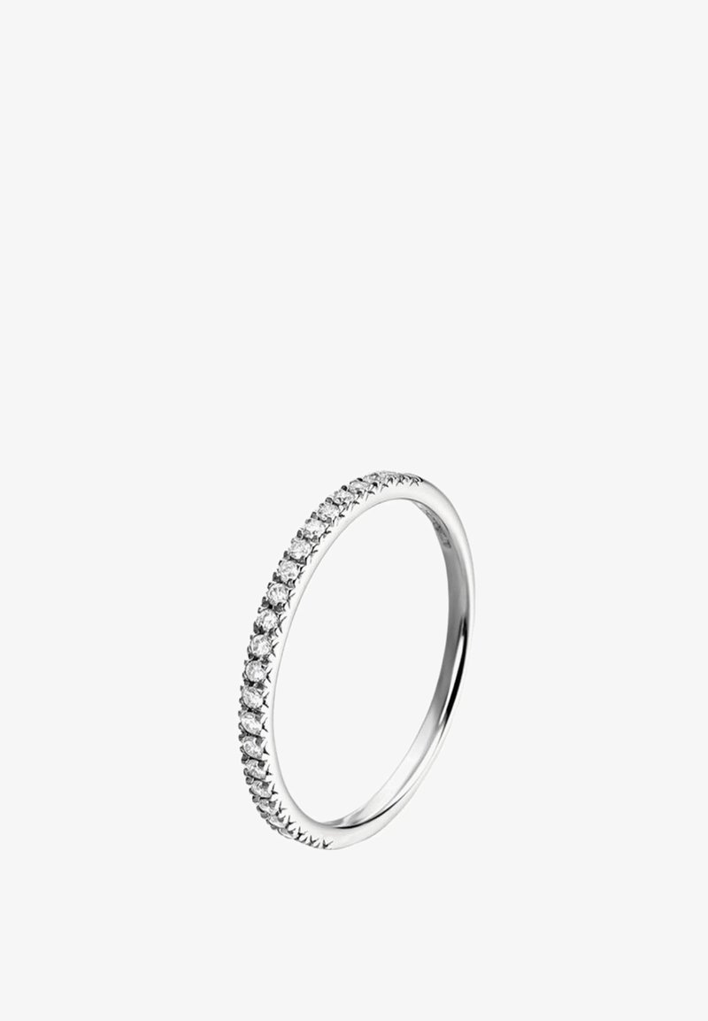 Anillo de plata con una banda delgada engastada con pequeñas piedras transparentes y redondas a lo largo del borde frontal, creando un aspecto brillante y continuo.