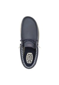 Granatowe, casualowe buty z skórzaną cholewką, okrągłym noskiem, tekstylną wyściółką i kontrastującą białą podeszwą. Posiadają teksturowaną wkładkę i sznurowanie.